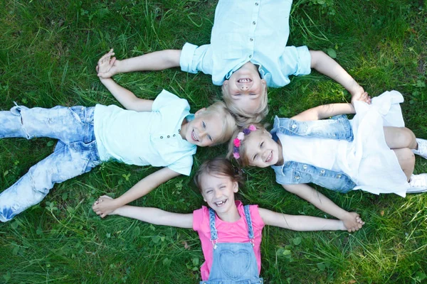 Enfants posant de l'herbe — Photo