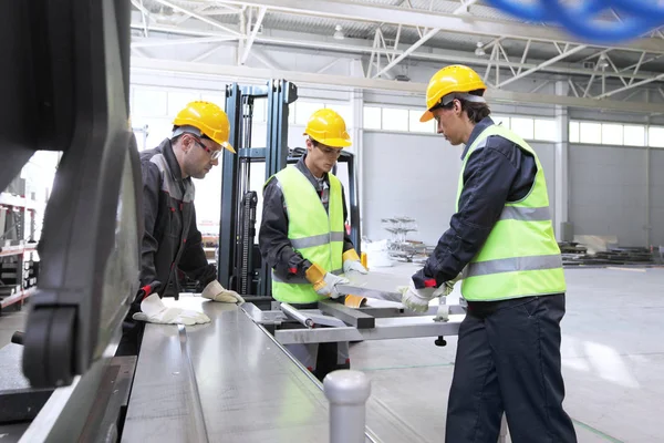 Travailleurs dans l'atelier de machines CNC — Photo