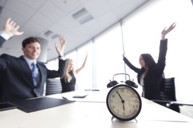 İşadamları ofis ve çalar saat, son tarih kavramı