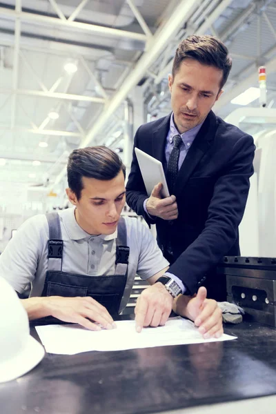 Gerente de fábrica y trabajador — Foto de Stock