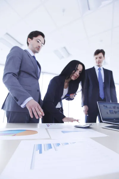 Mensen uit het bedrijfsleven bespreken verslagen — Stockfoto