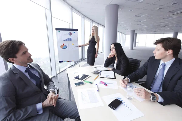 Los trabajadores en la reunión de negocios mirando la presentación de informes financieros en la oficina moderna — Foto de Stock