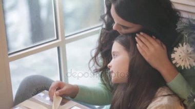 Anne ve kızı hediye