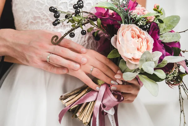 Wedding bouquet in bride's hand — Stock Photo, Image