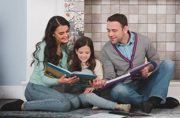 Gelukkige familie samen lezen — Stockfoto