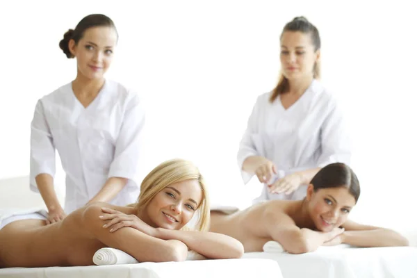Två kvinnor får massage — Stockfoto