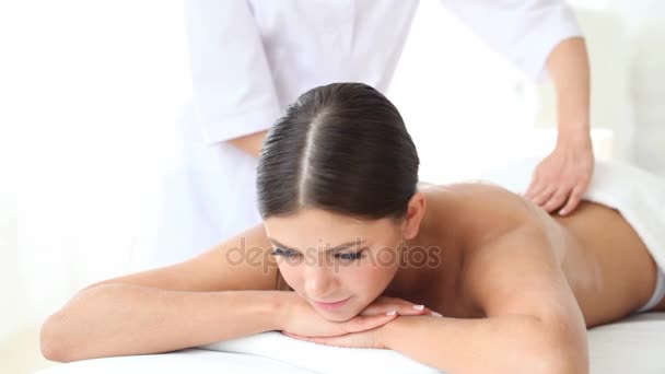 Молодая женщина получает массаж на спа-сессии — стоковое видео