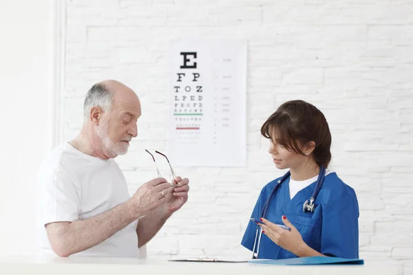 Γιατρός κάνει εξέταση όρασης για νέα γυαλιά — Φωτογραφία Αρχείου