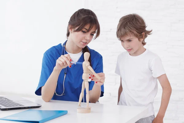 Médico explicar la medicina al niño — Foto de Stock