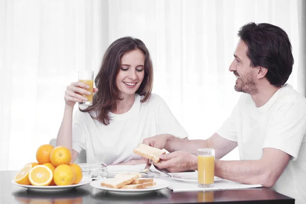 朝食をとるカップル — ストック写真