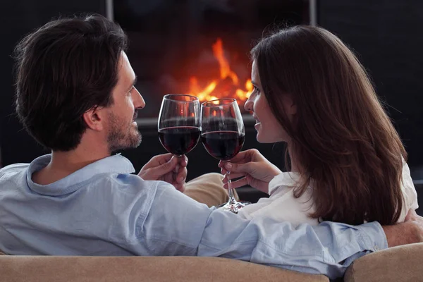 ロマンチックなカップルのワインを飲む — ストック写真