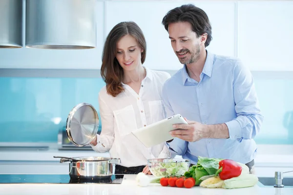 Coppia cena di cottura — Foto Stock