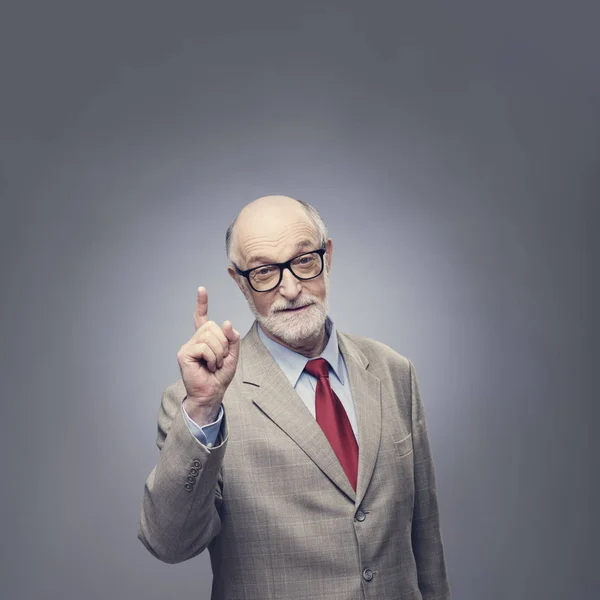 Starszy mężczyzna wskazuje palcem — Zdjęcie stockowe