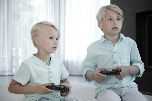 Niños jugando videojuegos — Foto de Stock