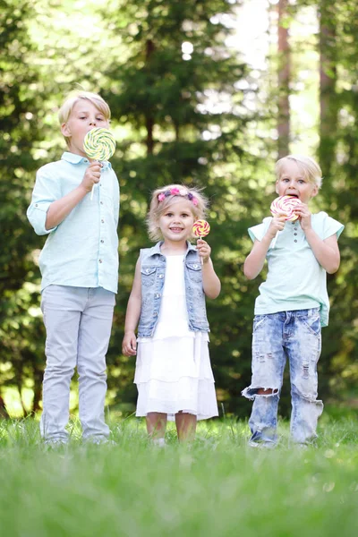 Счастливые дети с леденцами — стоковое фото