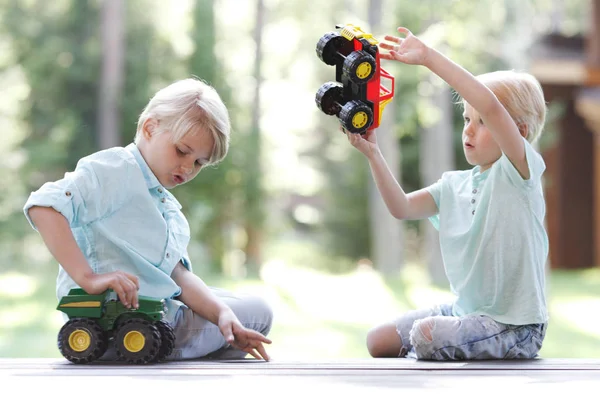 Niños jugando con coches —  Fotos de Stock