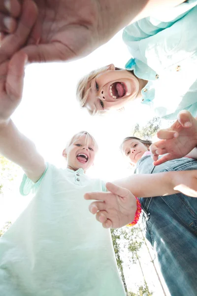 Grupo de niños sonrientes mirando a la cámara — Foto de Stock
