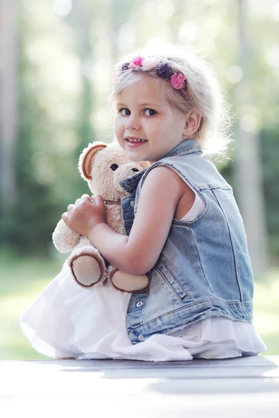 Menina jogando com ursinho de pelúcia — Fotografia de Stock