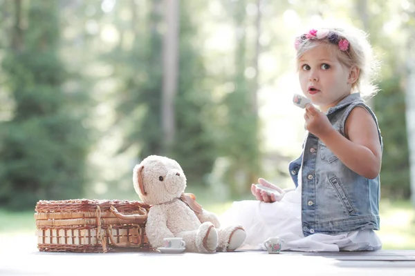 Menina jogando com ursinho de pelúcia — Fotografia de Stock