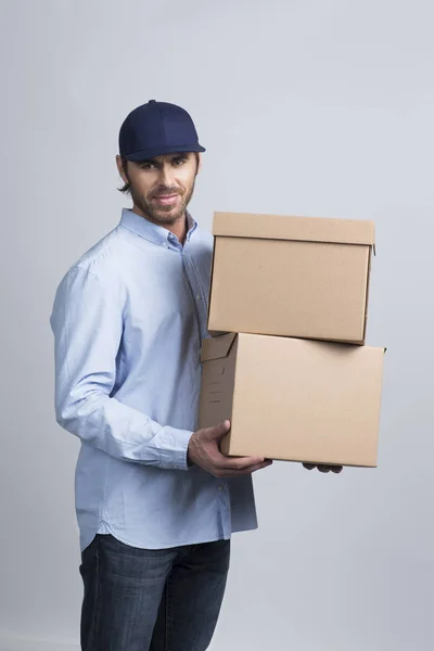 Entrega homem carregando caixas — Fotografia de Stock