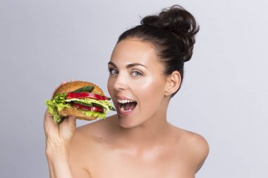Kadın yeme sebze hamburger