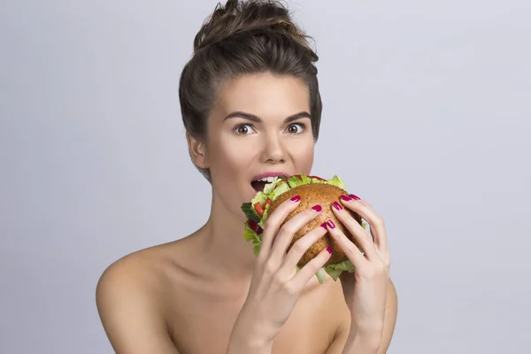 女性の食べる野菜ハンバーグ — ストック写真