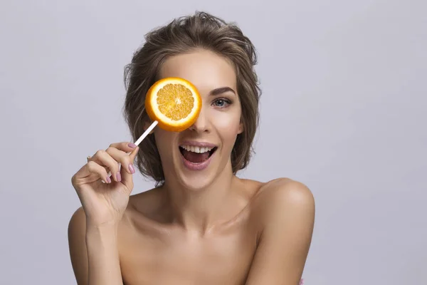 Kobieta z plasterkiem pomarańczy — Zdjęcie stockowe