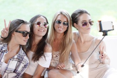 arkadaşlar selfie alarak