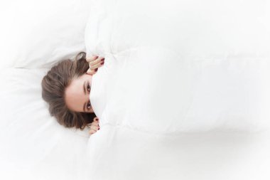 genç kız yatakta