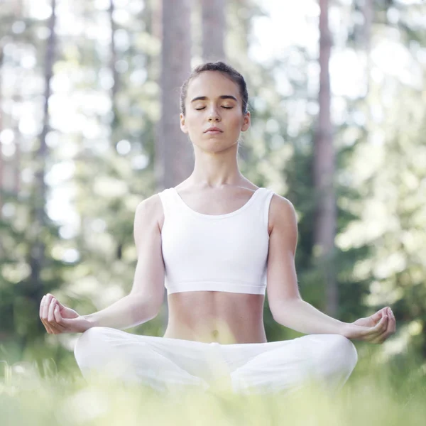 Mujer haciendo ejercicio de yoga — Foto de Stock