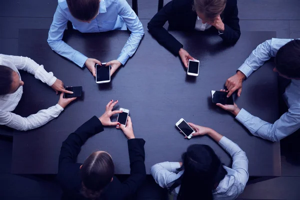 Pessoas de negócios com smartphones — Fotografia de Stock