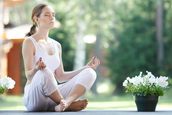 Yoga woman outdoor — Stock Photo, Image