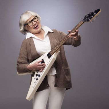 Elektro gitar çalmak kadın kıdemli