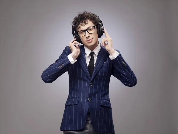 Homem engraçado em fones de ouvido ouvir música — Fotografia de Stock