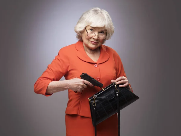 Yaşlı kadın çanta silah koyarak