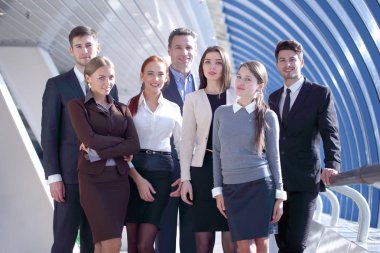 Modern binadaki kadın ve erkek iş adamlarının portresi.