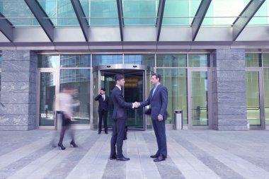 İş Adamları Tokalaşıyor