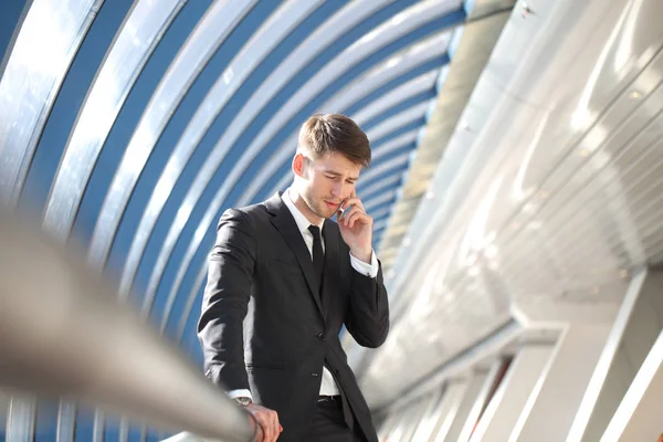 Uomo d'affari che parla al telefono — Foto Stock