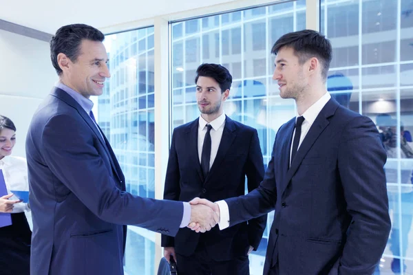 Gente de negocios moviendo las manos — Foto de Stock