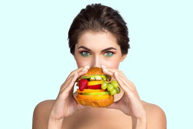 Kadın yeme sebze hamburger