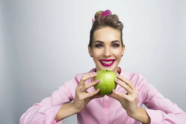 Engraçado sorrindo mulher segurar maçã — Fotografia de Stock