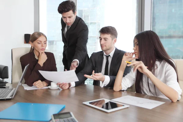 Mensen uit het bedrijfsleven samenwerken tijdens een vergadering — Stockfoto