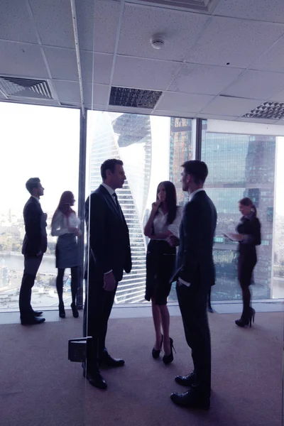 Gente de negocios hablando en una sala de conferencias con horizonte de la ciudad —  Fotos de Stock