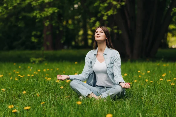 Chica joven meditando en el parque —  Fotos de Stock