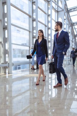 İş insanlar ofis koridorunda yürürken, insanlar