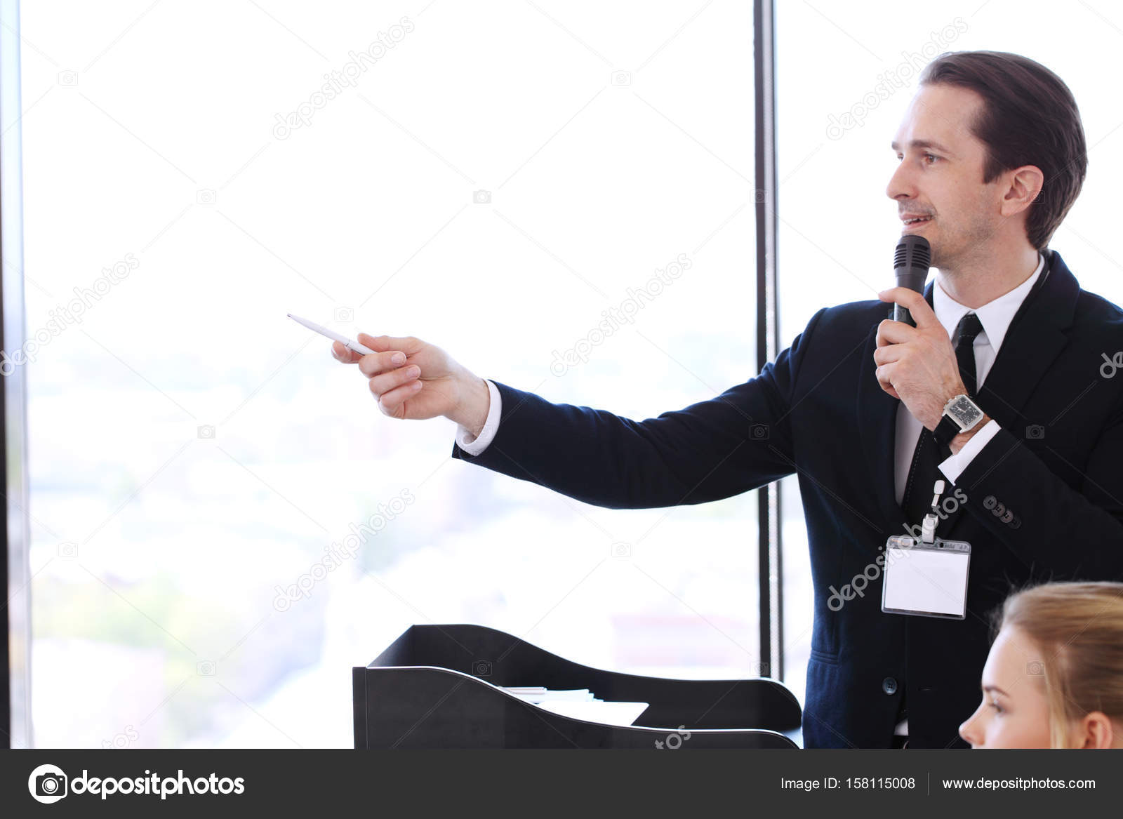 Оратор. Спикер оратор. Мужчина спикер. Бизнес тренинг. Выступать перед публикой.