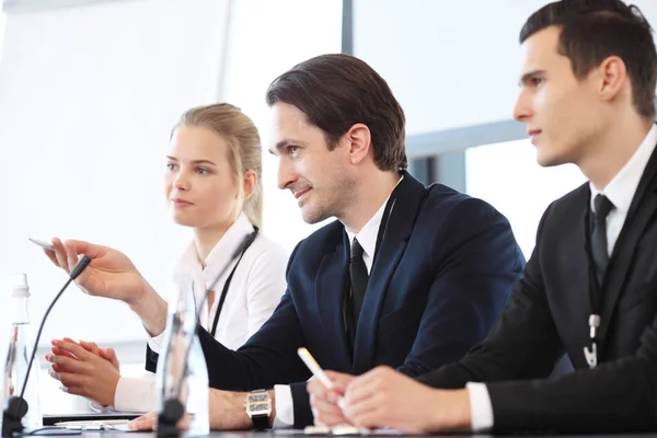 Sprekers op zakelijke bijeenkomst — Stockfoto