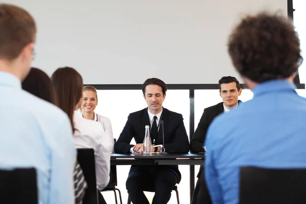 Referenten bei Geschäftstreffen — Stockfoto