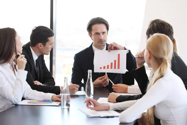 Business man show graph at meeting — Stock Photo, Image