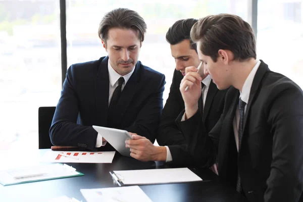 Mensen uit het bedrijfsleven met behulp van Tablet PC — Stockfoto